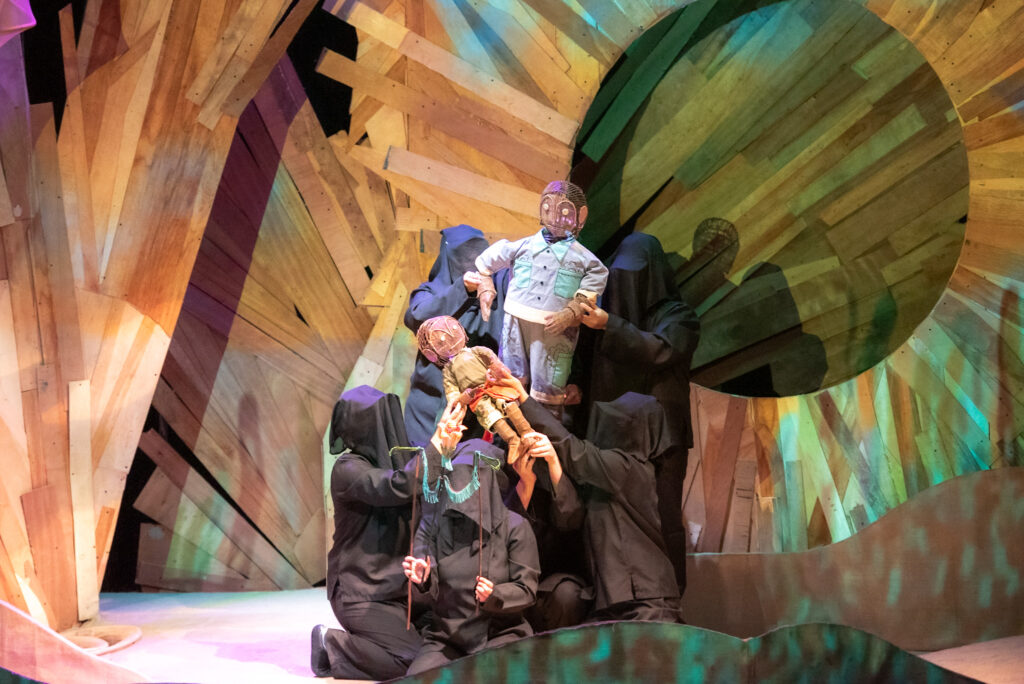 Teatro Mulat: Prinsipe Bahaghari puppets