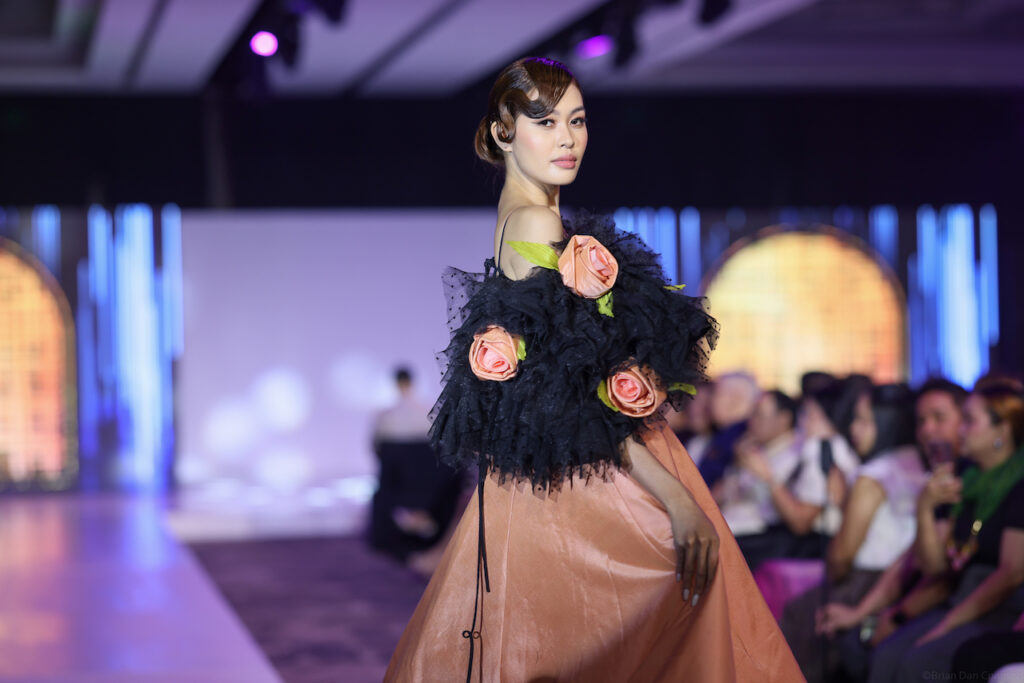Archipelago fashion show: Renee Salud’s “Cosmopolitan Manila” theme using Thai silk