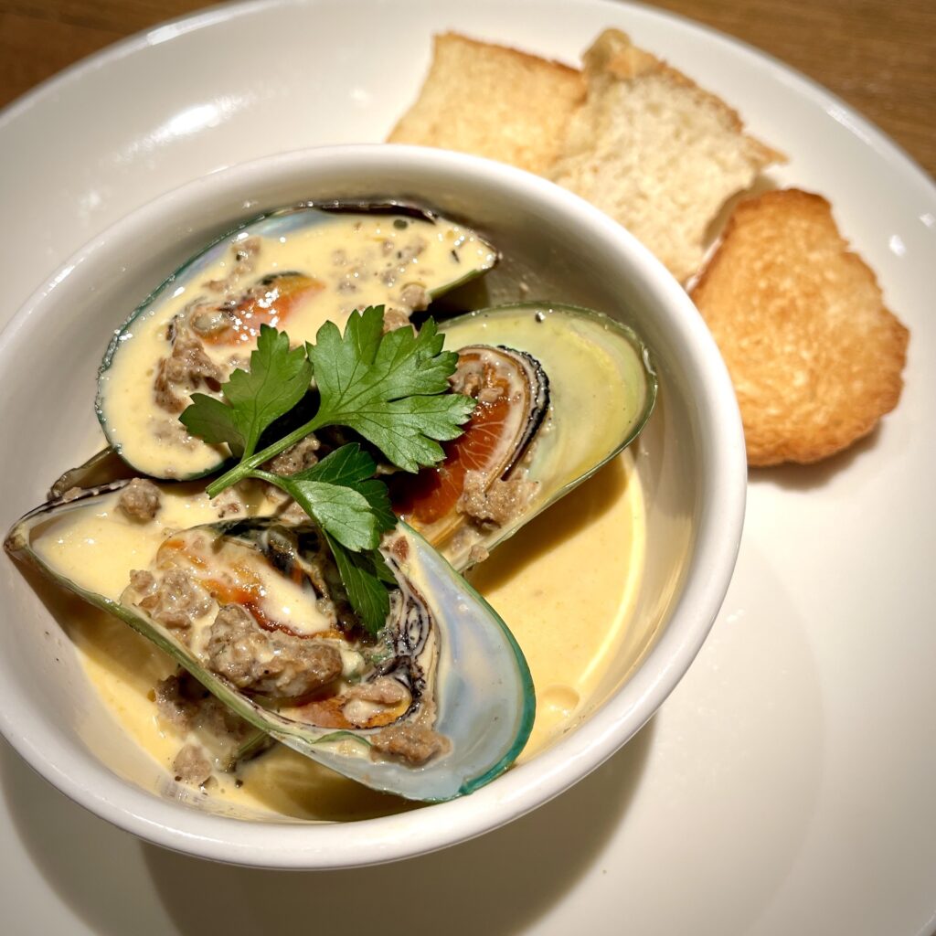 Mussels con Chorizo with Pandesal 